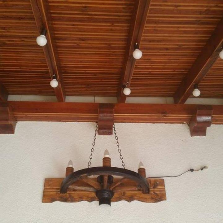 Ръчно изработени стенни лампи от реставрирани колела от каруца с 3 дървени чашки!