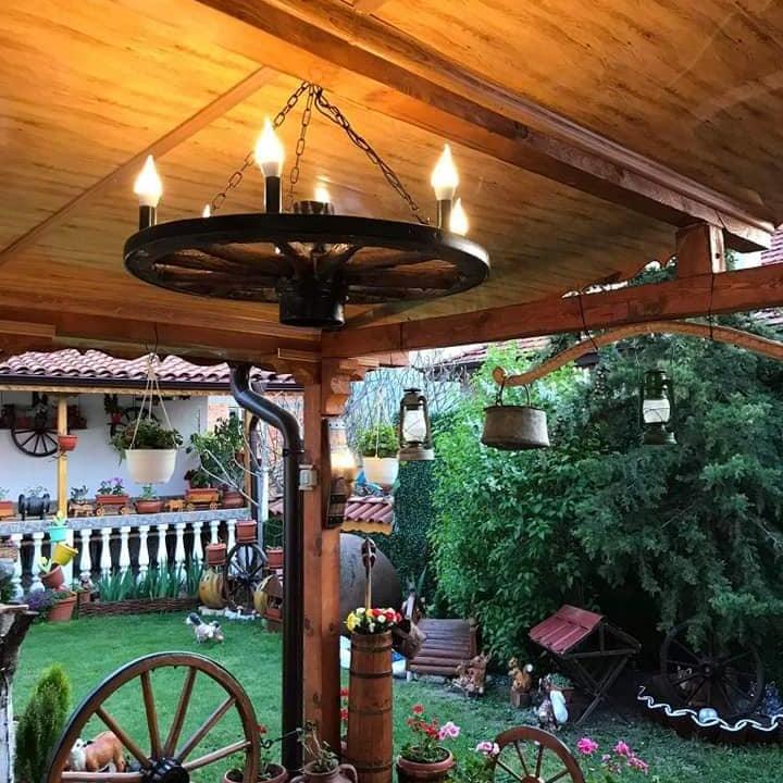 Полилеи от автентични реставрирани колела от каруца!