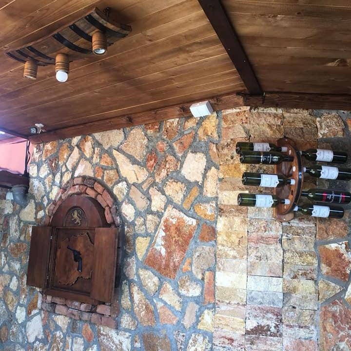 Ръчно изработени дървени стенни стойки за вино с колело!