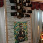 Ръчно изработени дървени стенни стойки за вино с колело!