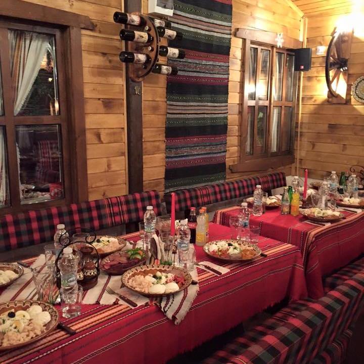 Ръчно изработени дървени стенни стойки за вино с колело!