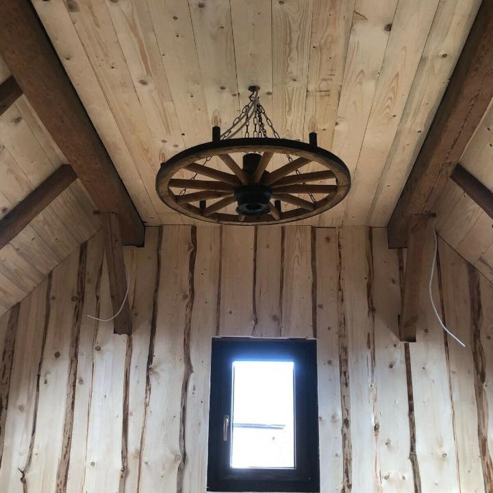 Полилеи от автентични реставрирани колела от каруца!