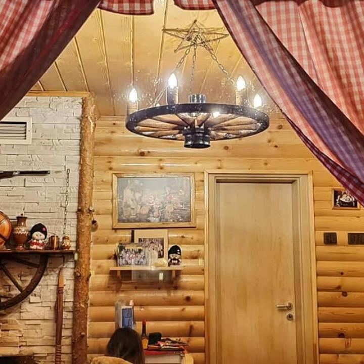 Полилеи от автентични колела от каруца с ръчно изработени дървени чашки!