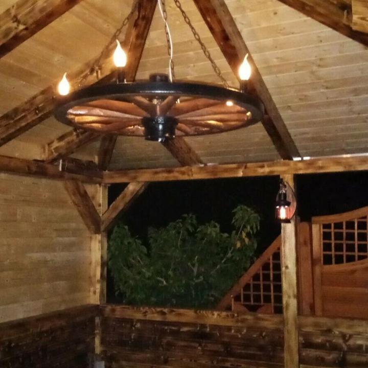 Полилеи от автентични реставрирани колела от каруца!