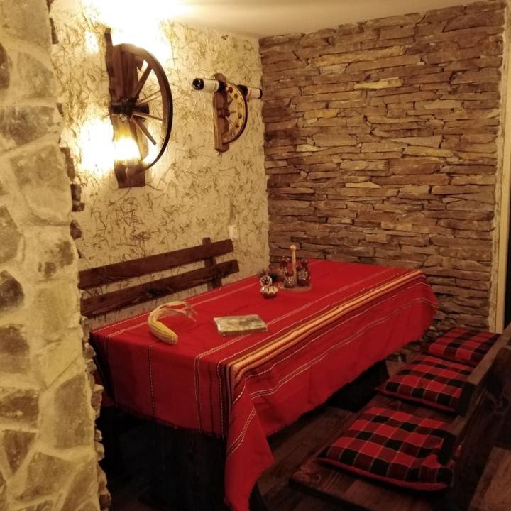 Вертикални стенни лампи с колело от каруца и 2 ръчно изработени дървени чашки!