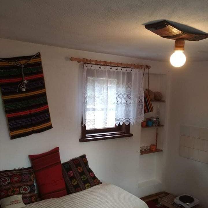 Полилеи от автентични дъбови бъчви с 1 ръчно изработена дървена чашка!