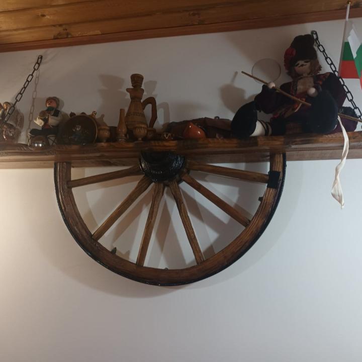 Рафт-етажерки  от автентични реставрирани колела от каруца!