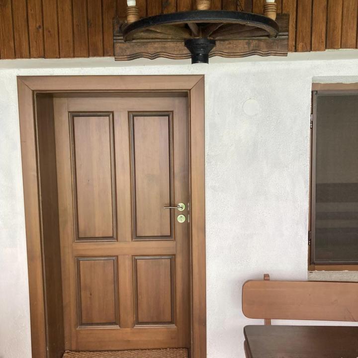 Ръчно изработени стенни лампи от реставрирани колела от каруца с 3 дървени чашки!