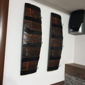 Стенни закачалки масив,изработени от автентични дъбови бъчви с ръчно ковани куки-вертикални!