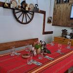 Рафт-етажерки  от автентични реставрирани колела от каруца!