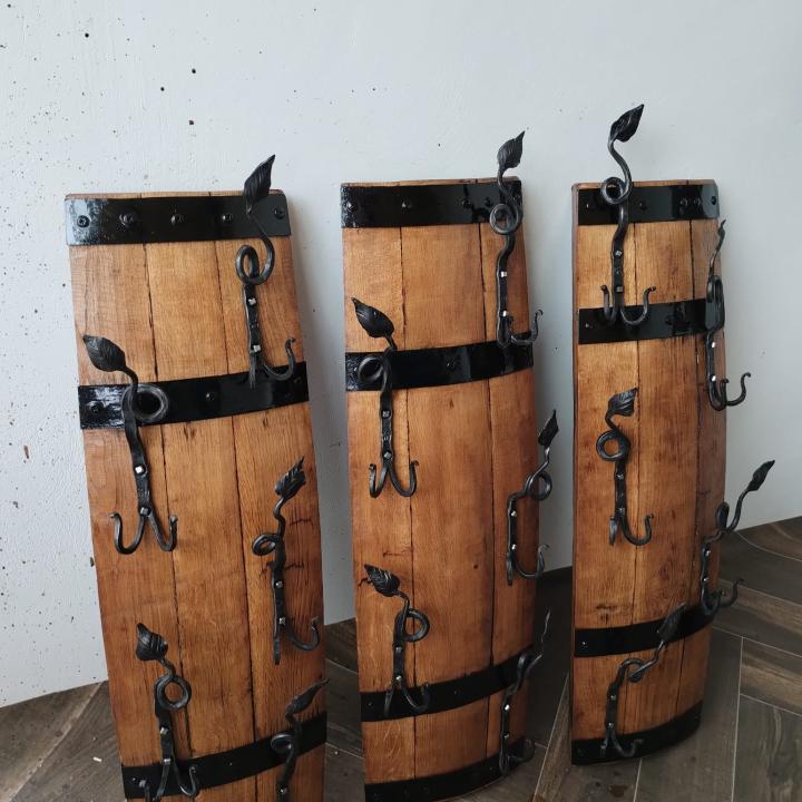 Масивни дъбови закачалаки от бурета с ръчно ковани окачвачи!