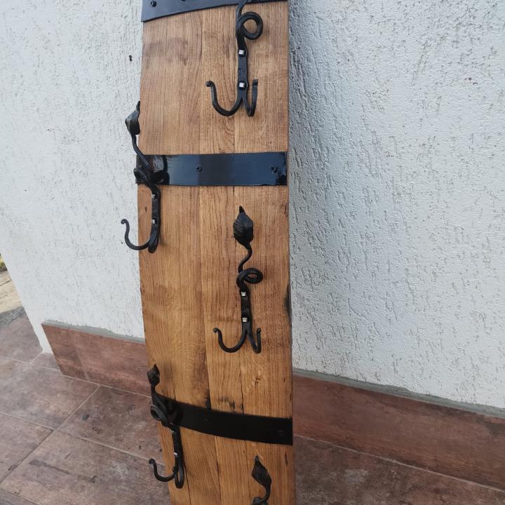 Масивни дъбови закачалаки от бурета с ръчно ковани окачвачи!