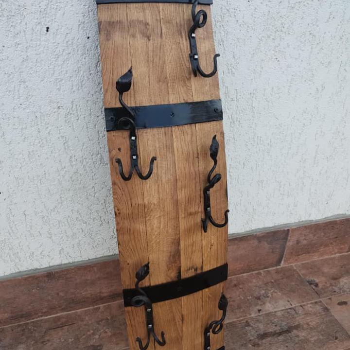 Масивни дъбови закачалаки от бурета с ръчно ковани окачвачи!