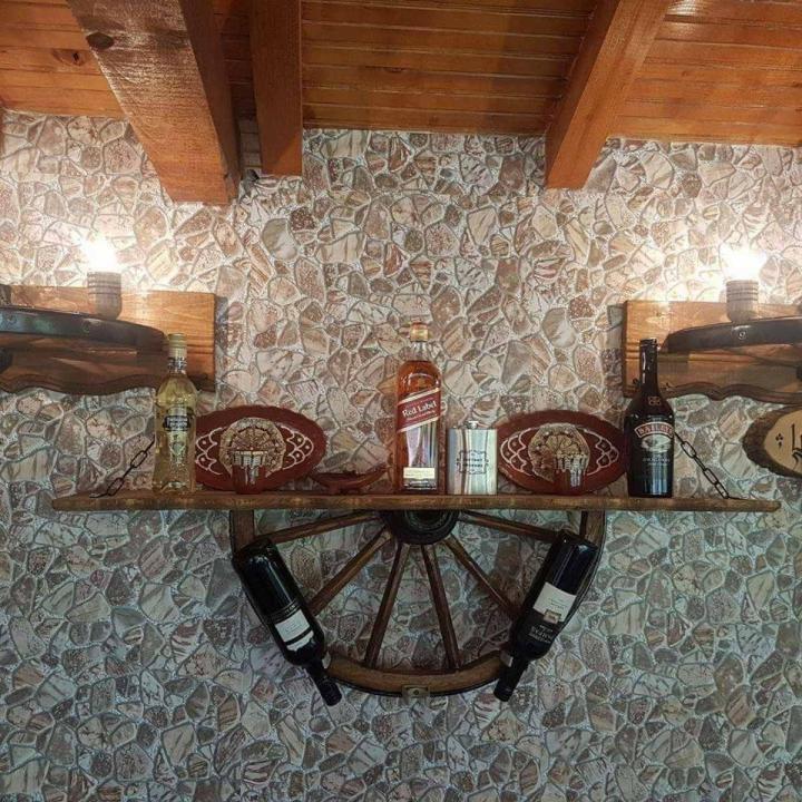 Рафт-етажерки от колела на каруца с приставки за бутилки вино!