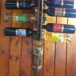 Ръчно изработени дървени стенни стойки за вино с колело!