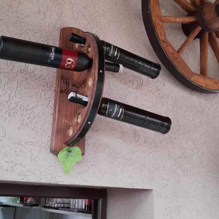 Ръчно изработени дървени стенни стойки за вино с колело!