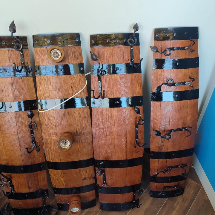 Масивни дъбови закачалаки от бурета с ръчно ковани окачвачи!
