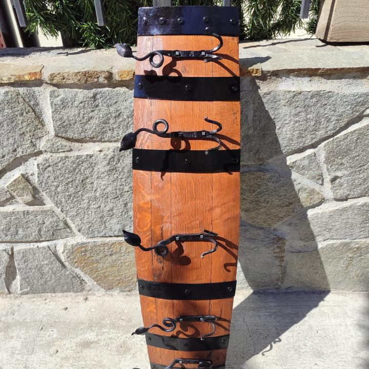 Масивни дъбови закачалаки от бурета с ръчно ковани окачвачи!