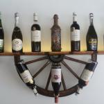 Рафт-етажерки от колела на каруца с приставки за бутилки вино!