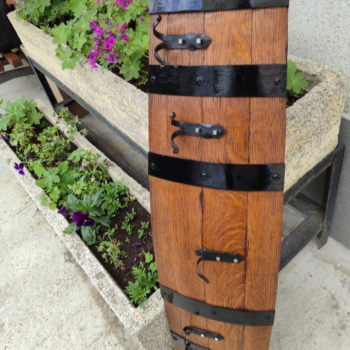 Закачалки от автентични реставрирани дъбови бъчви с ръчно ковани окачвачи-хоризонтални!