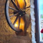 Вертикални стенни лампи с колело от каруца и 2 ръчно изработени дървени чашки!