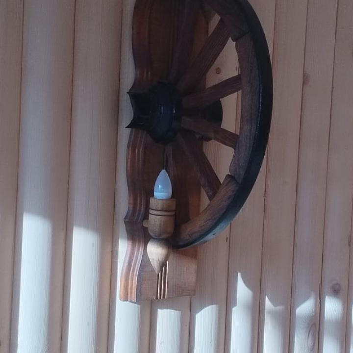 Вертикални стенни лампи с колело от каруца и 2 ръчно изработени дървени чашки!