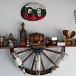 Рафт-етажерки от колела на каруца с приставки за бутилки вино!