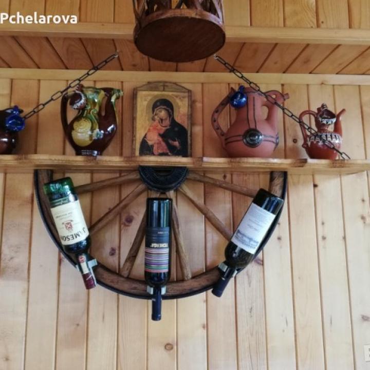 Рафт-етажерки от колела на каруца с приставки за бутилки вино!