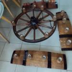 Полилеи от автентични реставрирани бъчви с 4 ръчно изработени дървени чашки!