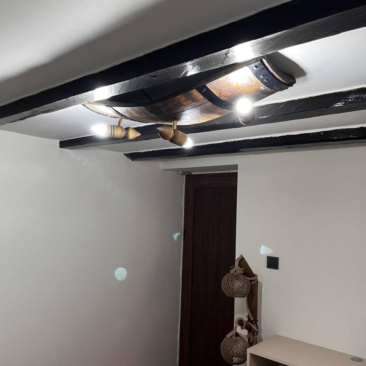 Полилеи от автентични реставирани дъбови бъчви с 3 ръчно изработени дървени чашки-конус!