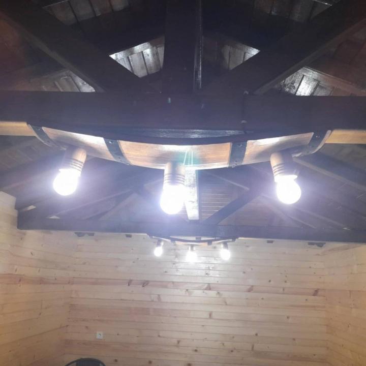 Полилеи от автентични дъбови бъчви с 3  ръчно изработени дървени чашки!