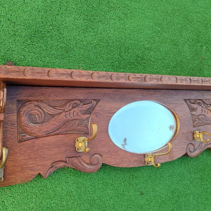 Старинна дъбова закачалка с рафт отгоре, огледало и дърворезба!