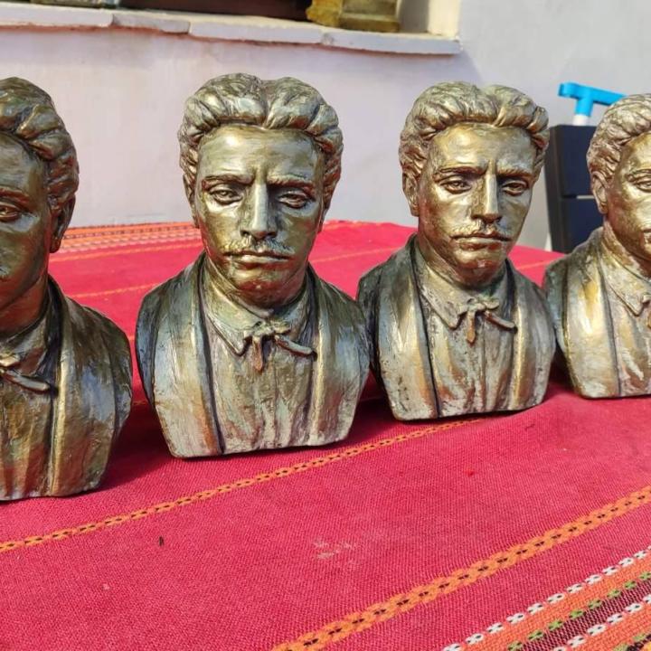 Бюст на Васил Левски от лят бетон,патиниран и бронзиран!