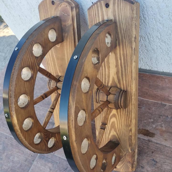 Ръчно изработени дървени стенни стойки за вино с колело!