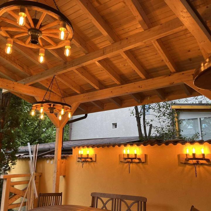 Полилеи от автентични колела от каруца с ръчно изработени дървени чашки!