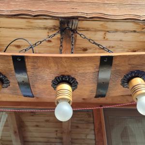 Полилеи от дъбови бъчви с ръчно изработени дървени чашки и ковано желязо!