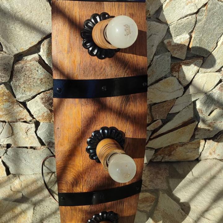 Полилеи от дъбови бъчви с ръчно изработени дървени чашки и ковано желязо!