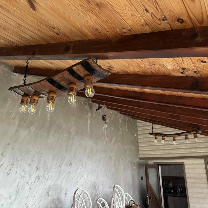 Полилеи от автентични реставрирани дъбови бъчви с 5 ръчно изработени дървени чашки!