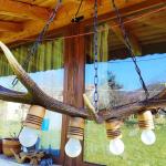 Ръчно изработен полилей от масивен рог на елен с ръчно изработени дървени чашки!