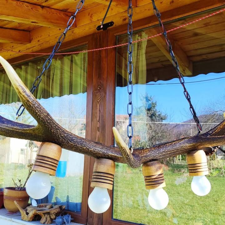 Ръчно изработен полилей от масивен рог на елен с ръчно изработени дървени чашки!