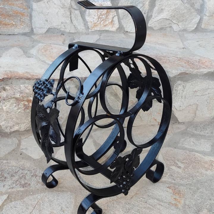 Красива стойка за вино 🍷 от ковано желязо с орнаменти!
