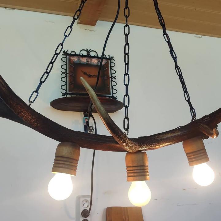 Ръчно изработен полилей от рога на елен с 3 ръчно изработени дървени чашки!