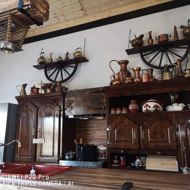 Рафт-етажерки  от автентични реставрирани колела от каруца!