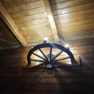 Ръчно изработени стенни лампи от реставрирани колела от каруца с 3 дървени чашки!