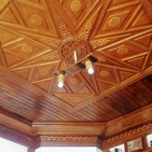 Полилеи от автентични дъбови бъчви с 2 ръчно изработени дървени чашки!