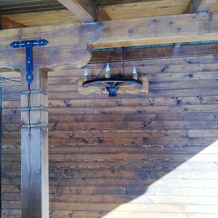 Ръчно изработени стенни лампи от реставрирани колела от каруца с 3 дървени чашки!