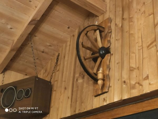 Вертикални стенни лампи с автентични ртеставрирани колела от каруци с дървени чашки! - Image 15