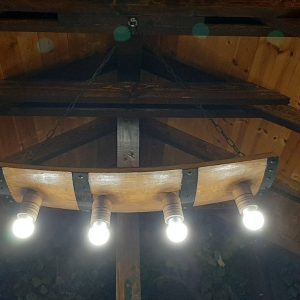 Полилеи от автентични реставрирани бъчви с 4 ръчно изработени дървени чашки!