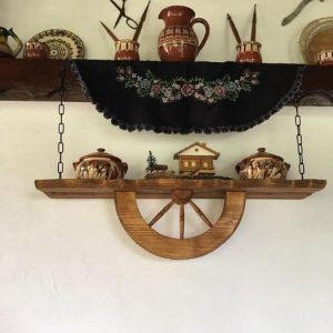 Стенни дървени рафтчета-етажерки с ръчно изработени колела!