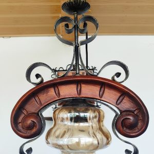 Красив старинен полилей съчетание от дърво, ковано желязо с красиви орнаменти и стъкленица!
